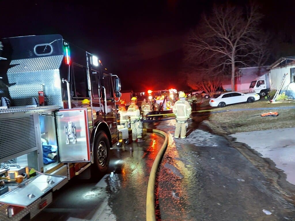 De momento se desconocen las causas del fuego y los bomberos dijeron que revelarían las identidades de las víctimas, citando leyes federales sobre el manejo de la privacidad. Dijeron que la Oficina del Forense ofrecerá esa información cuando se determine la causa de la muerte de las víctimas.