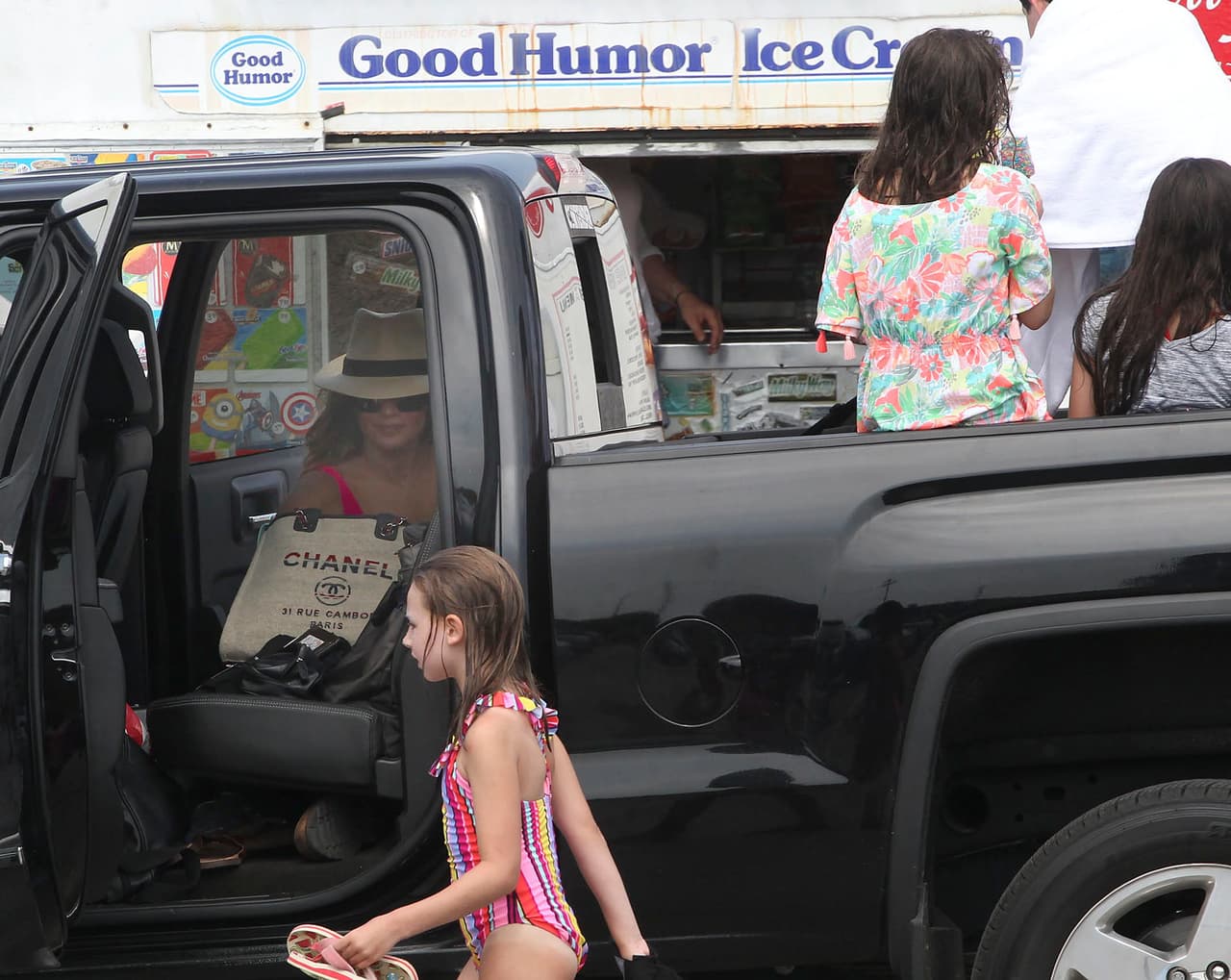 Un día después del pasadía familiar en una 
<b>playa de Nueva York</b>, la legión de seguidores de Jennifer debatía en el mundo de la virtualidad sobre el significado de la sortija sin ponerse de acuerdo.