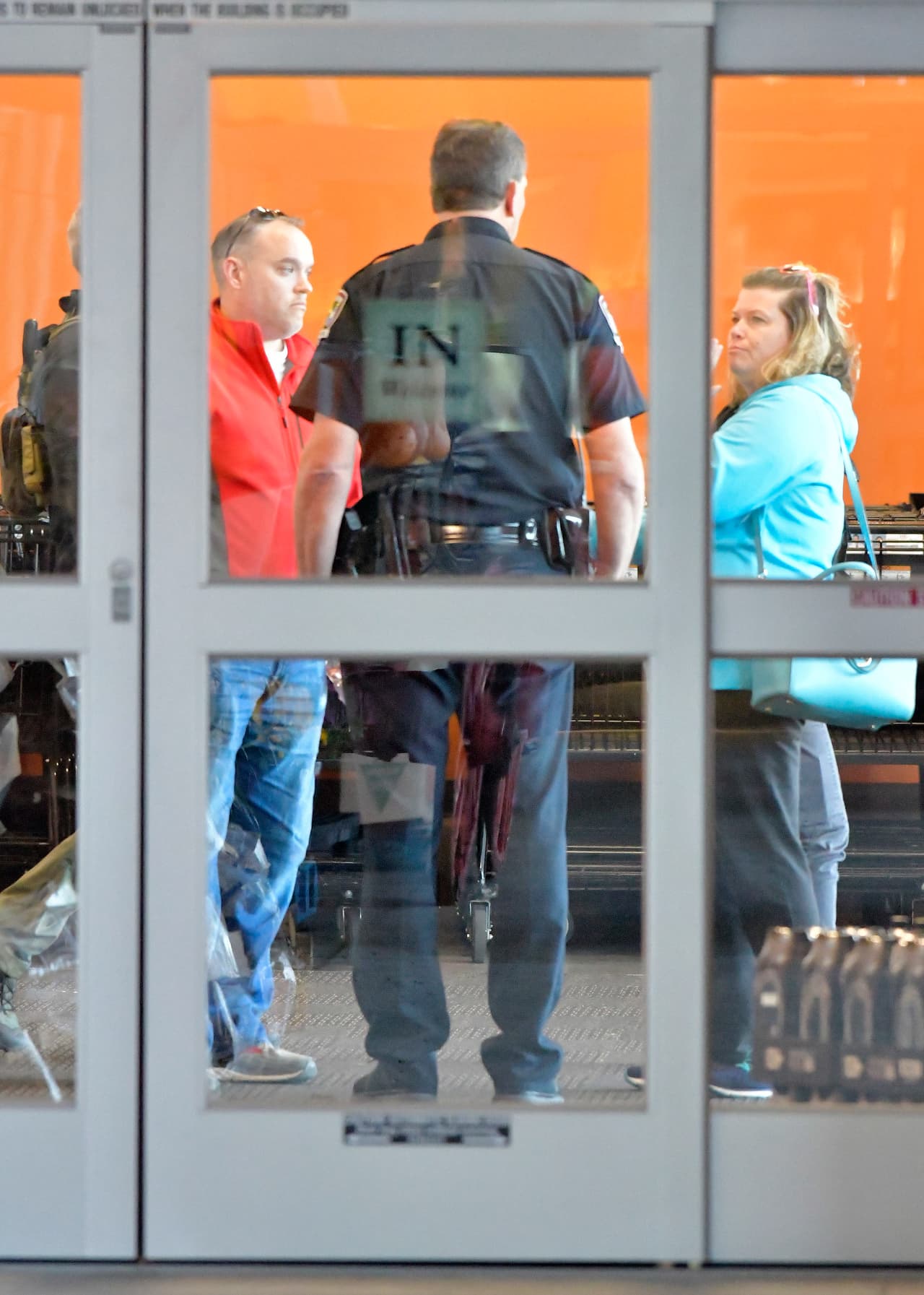 En este momento las autoridades interrogan a los testigos presentes en el lugar de los hechos.