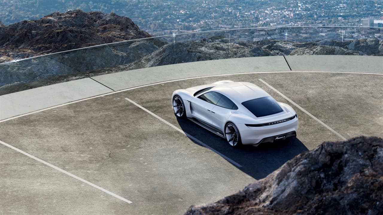 Una de las prioridades de Porsche es que cada uno de sus 
<b>189 concesionarios</b> en Estados Unidos cuente con 
<b>cargadores super rápidos</b>. En nuestro país estos cargadores son prácticamente desconocidos, a diferencia de Europa donde el grupo Volkswagen la casa matriz de Porsche, se ha aliado con otros fabricantes para hacer de los cargadores de 800V el estándar de la industria.