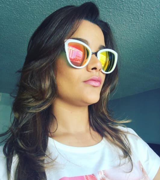 Los colores de los lentes de sol en esta foto son bastante llamativos y pudieran opacar la cara de la persona, pero la pose y la luz usadas por Clarissa lograron que la imagen tuviera un contraste ideal y harmonioso.
<br>