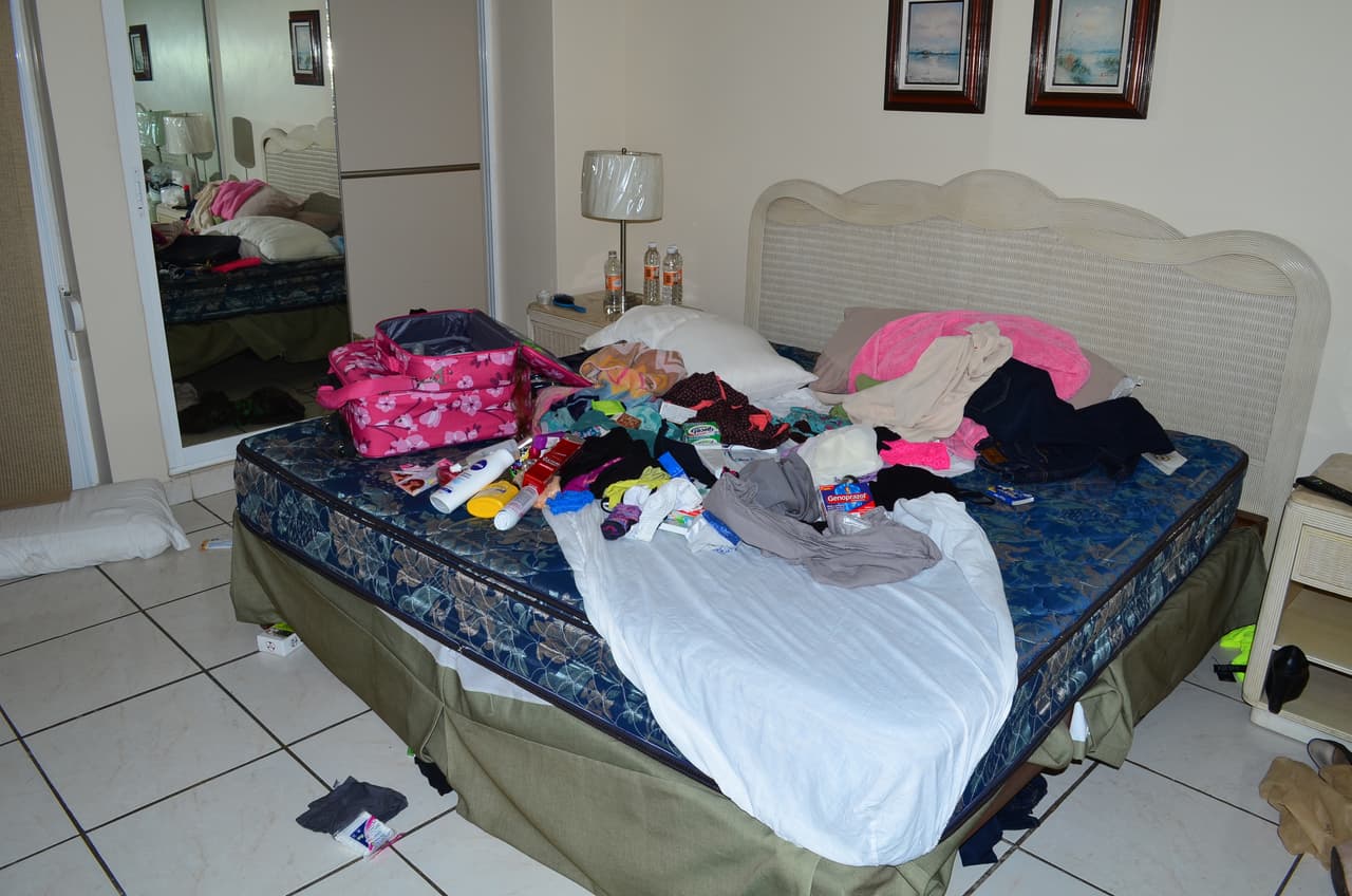 <b>Capturado</b> 
<b>en en 2014.</b> Luego de 13 años huyendo de las autoridades 
<a href="https://www.univision.com/noticias/noticias-de-mexico/joaquin-el-chapo-guzman-fue-capturado">'El Chapo' fue atrapado sin incidentes en un condominio de lujo en Mazatlán</a>, ciudad costera de Sinaloa. En la fotografía los artículos personales de Guzmán y sus acompañantes desordenados después de la redada.