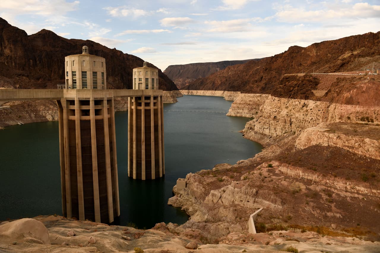 Torres de toma de agua para generar electricidad y proporcionar energía hidroeléctrica durante los niveles bajos de agua debido a la sequía occidental del 19 de julio de 2021 en la presa Hoover en el río Colorado en la frontera de los estados de Nevada y Arizona.