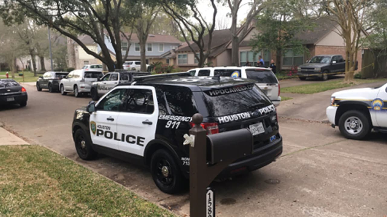 Matthew Hale, Doctor en Filosofía de la Universidad de Seton Hall, dice: "El crimen no sube ni baja por una sola razón. En este momento, estamos viendo muchos factores potenciales que ocurren a la vez y que podrían explicar el reciente aumento. En muchos lugares, el desempleo y el subempleo pueden hacer que más personas consideren y cometan actividades ilegales. En algunos lugares, la incertidumbre y el miedo más generalizados causados por la pandemia están conduciendo a la actividad delictiva".