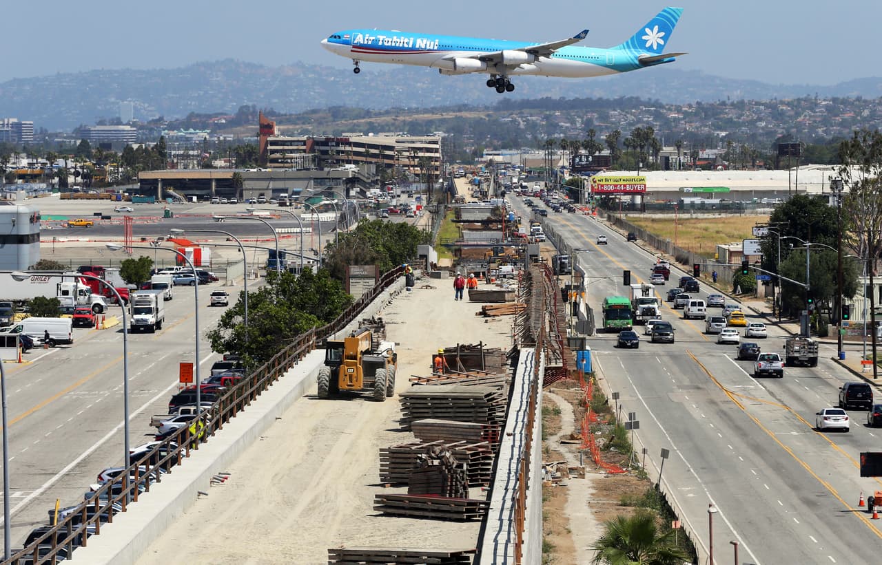 ¿Las buenas noticias? Gracias a la construcción de la línea del metro Crenshaw Metro Line, pronto existirá una nueva alternativa para entrar y salir del LAX.
<br>