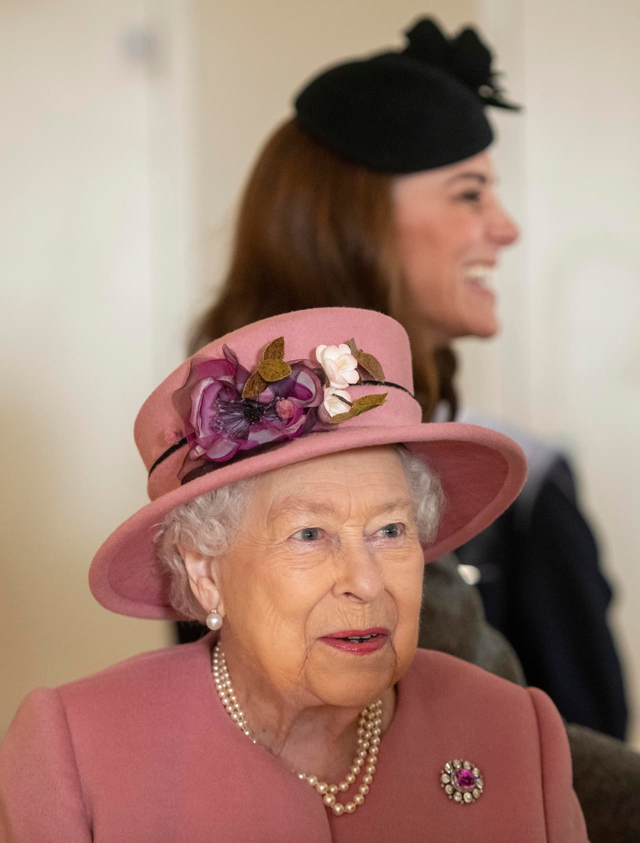 La reina combinó su atuendo con collar y aretes de perlas, un broche de diamantes, bolsa, zapatos y guantes color negro.