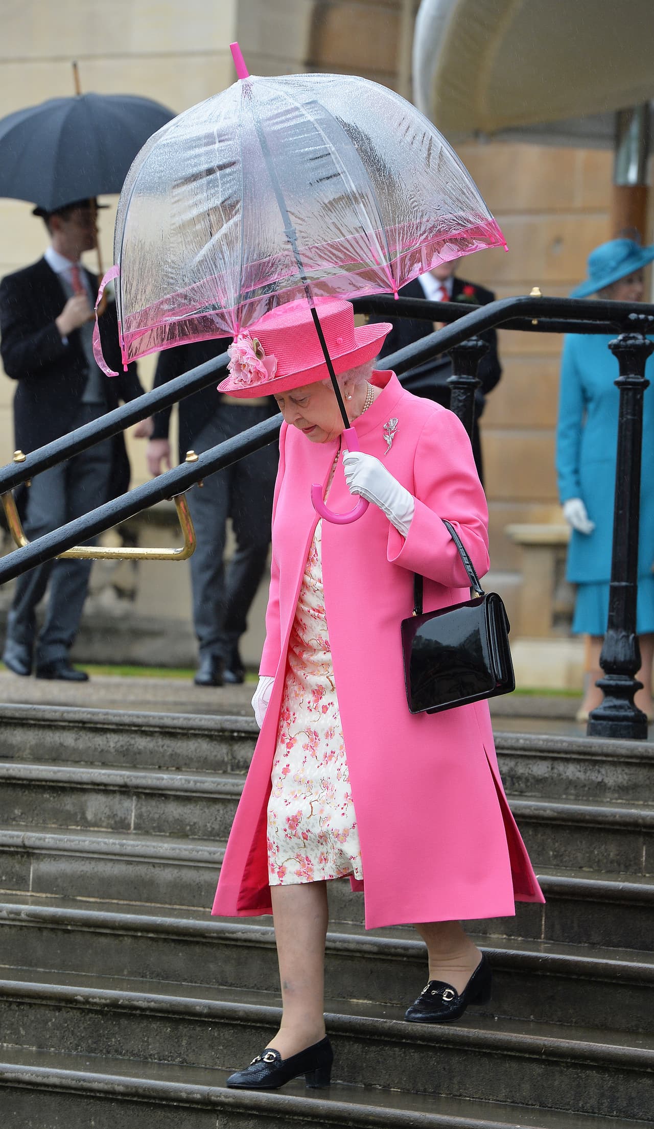 En su sitio de internet, Fulton explica que están hechas especialmente “en una gama de bellos colores para coordinar con su guardarropa”. Así fue con este en rosa intenso que utilizó para dar inicio a las fiestas en los jardines de Buckingham en 2016.