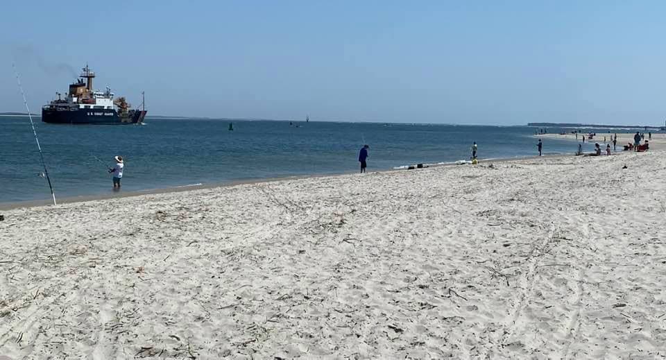 La playa es perfecta para nadar, pasear o incluso avistar uno o dos delfines en verano.
