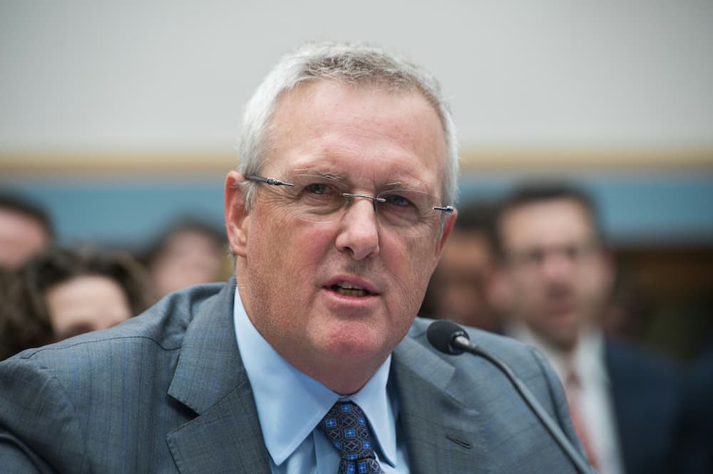 Bruce Sewell , vicepresidente senior de Apple, testifica en el caso