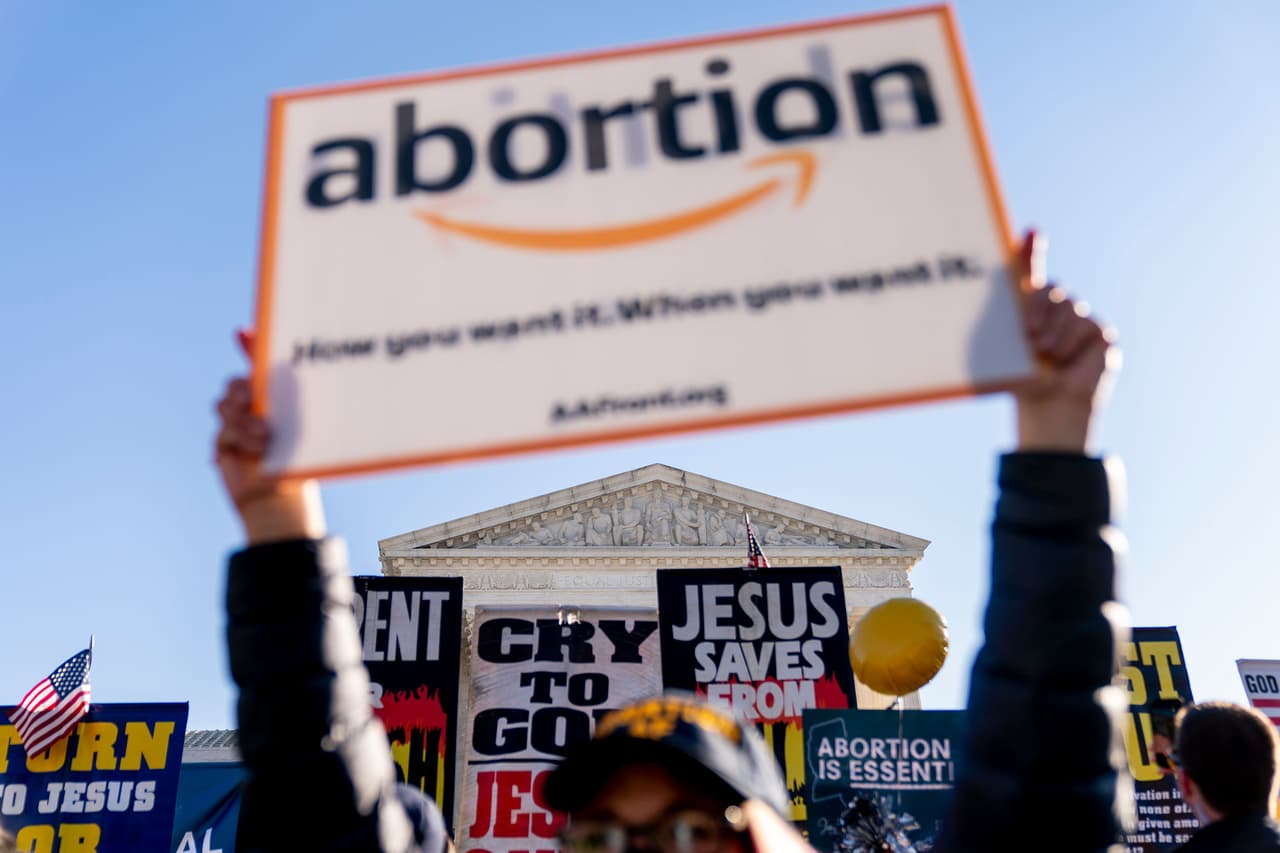<b>‘Aborto, como quieras, cuando tú quieras”</b>, se lee en este cartel frente a la corte. Una alusión al mensaje publicitario de la tienda en línea Amazon.
<br>