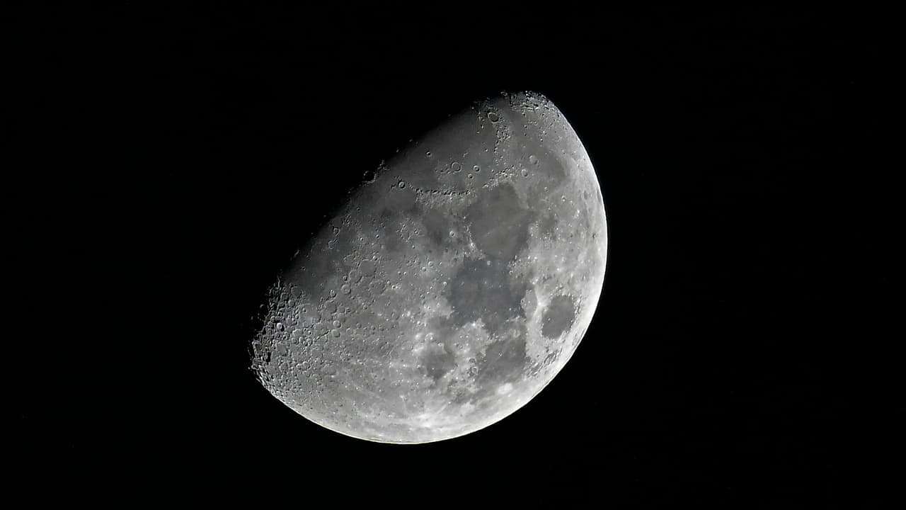 La luna se está encogiendo.