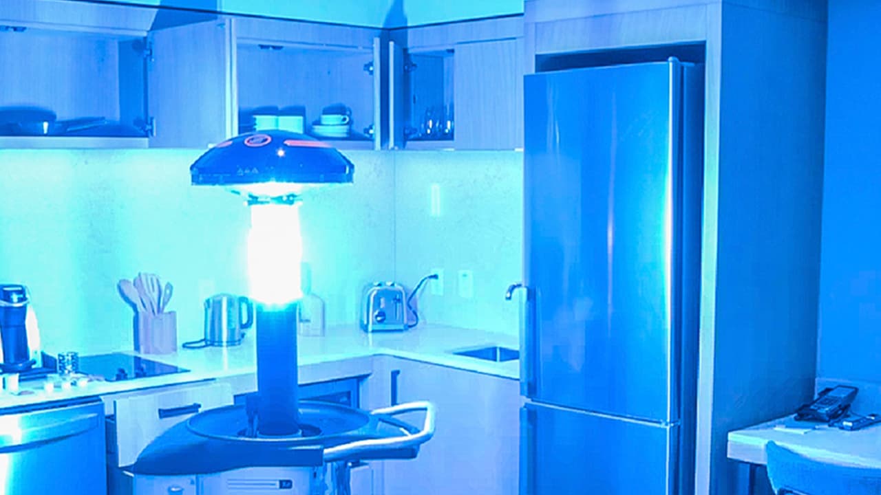 “Estos robots matan todo tipo de bacterias y virus que quedan en las recámaras luego de que las mucamas hayan seguido el protocólo regular de limpieza”, dijo Macarena Comellas, Directora de Limpieza del hotel Westin Houston Medical Center.