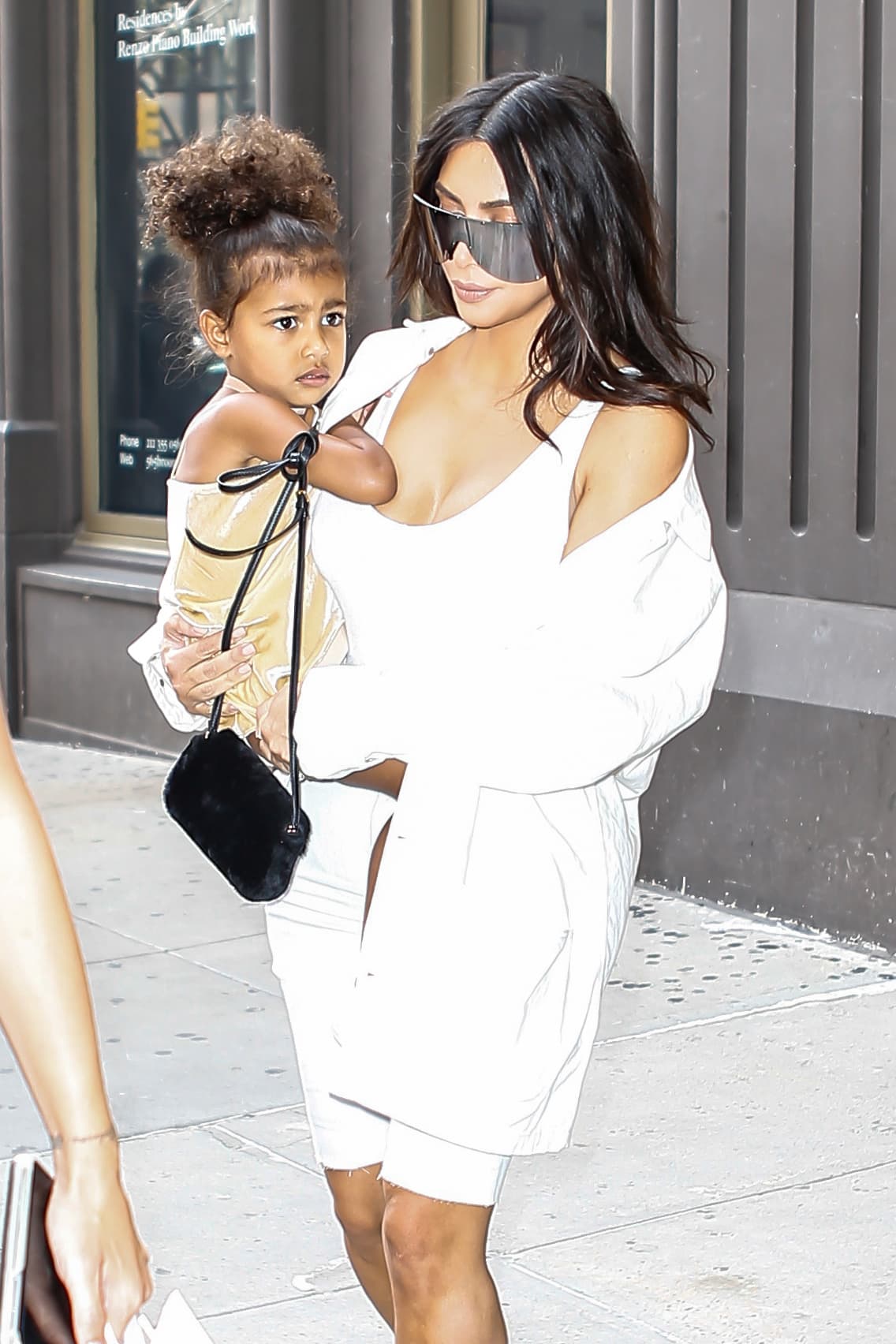 Aunque ya está grande, Kim siempre carga a su nena.