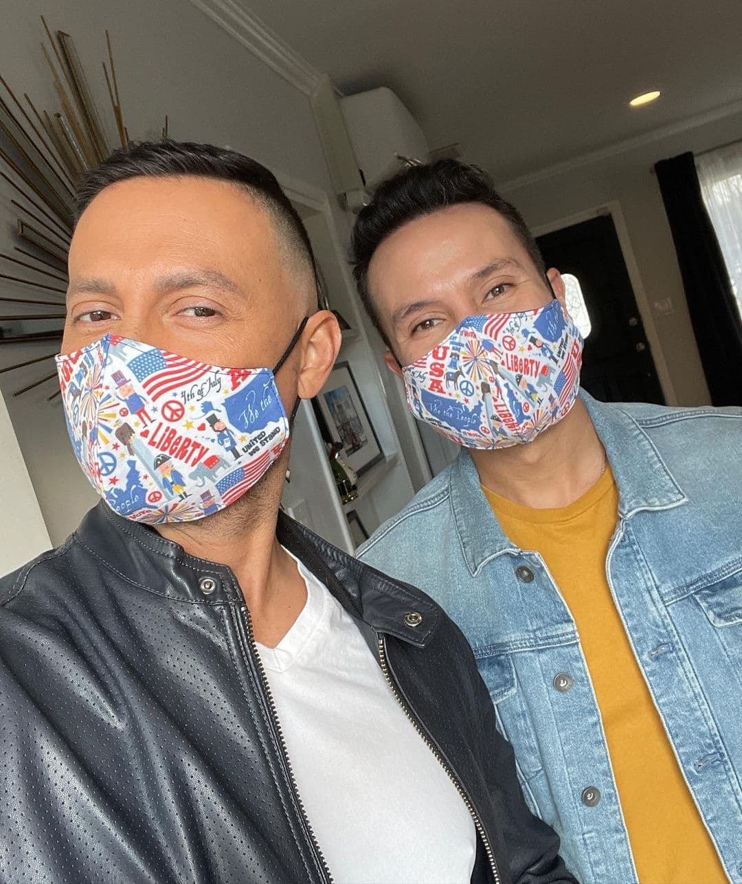 Luis Sandoval siempre usa cubrebocas al salir de casa, como debemos hacer todos en medio de esta pandemia.