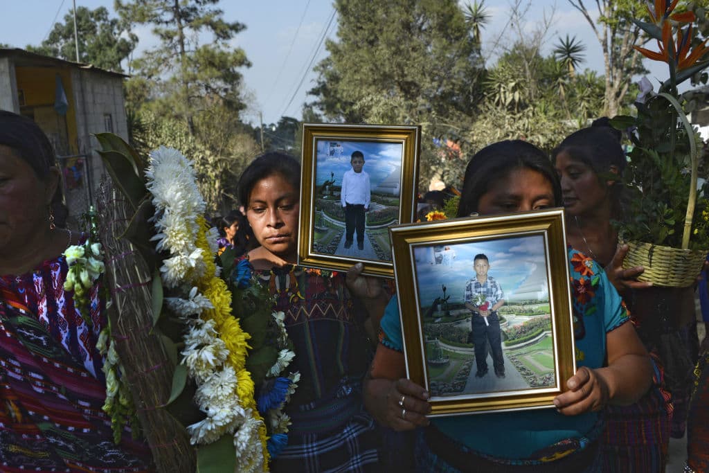 Mujeres indigenas cargan los retratos de Daniel Xiquin (izq), de 10 años, y Oscar Cotzajay (der), de 11 años, quienes fueron asesinados por sus secuestradores, durante la marcha funebre en el pueblo de Cerro Alto en San Juan Sacatepequez, el 14 de febrero de 2017. 45km west of Guatemala city on February 14, 2017. Lo niños fueron secuestrados cuando caminaban de su casa a la escuela.