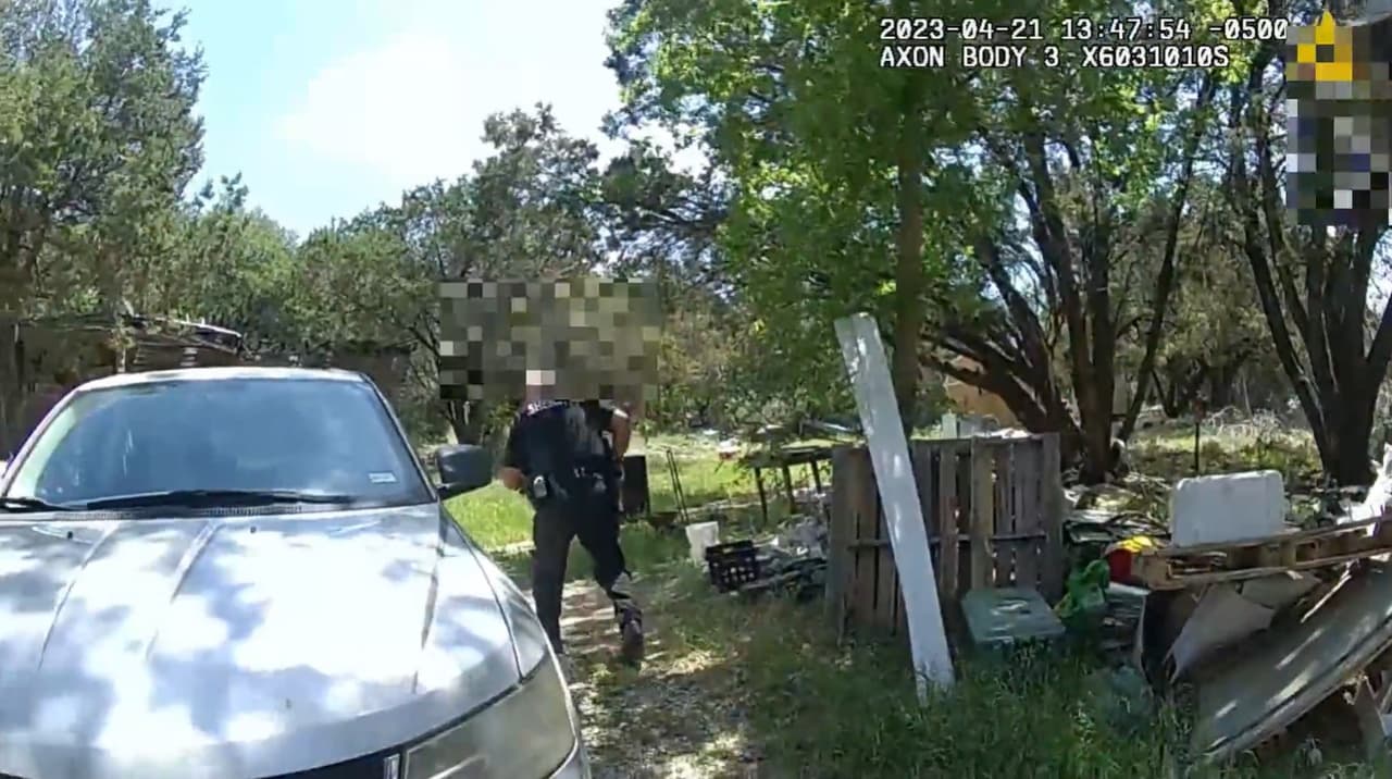 Fue cuando el amarre del perro falló y este corrió hacia el aguacil, nuevamente intentando atacarlo.