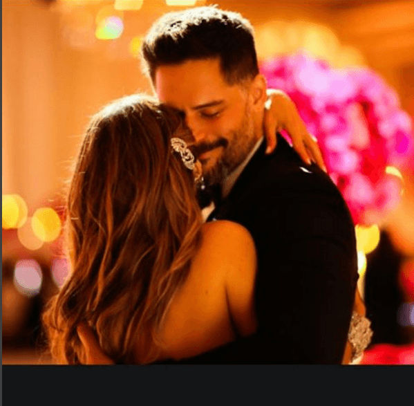 Qué sonrisa tan delatora la de Joe, sin duda está muy enamorado.