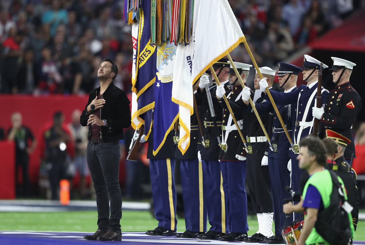 El cantante de música country Luke Bryan dio inicio al Super Bowl 51 en Houston, al ser el encargado de entonar el himno estadounidense.