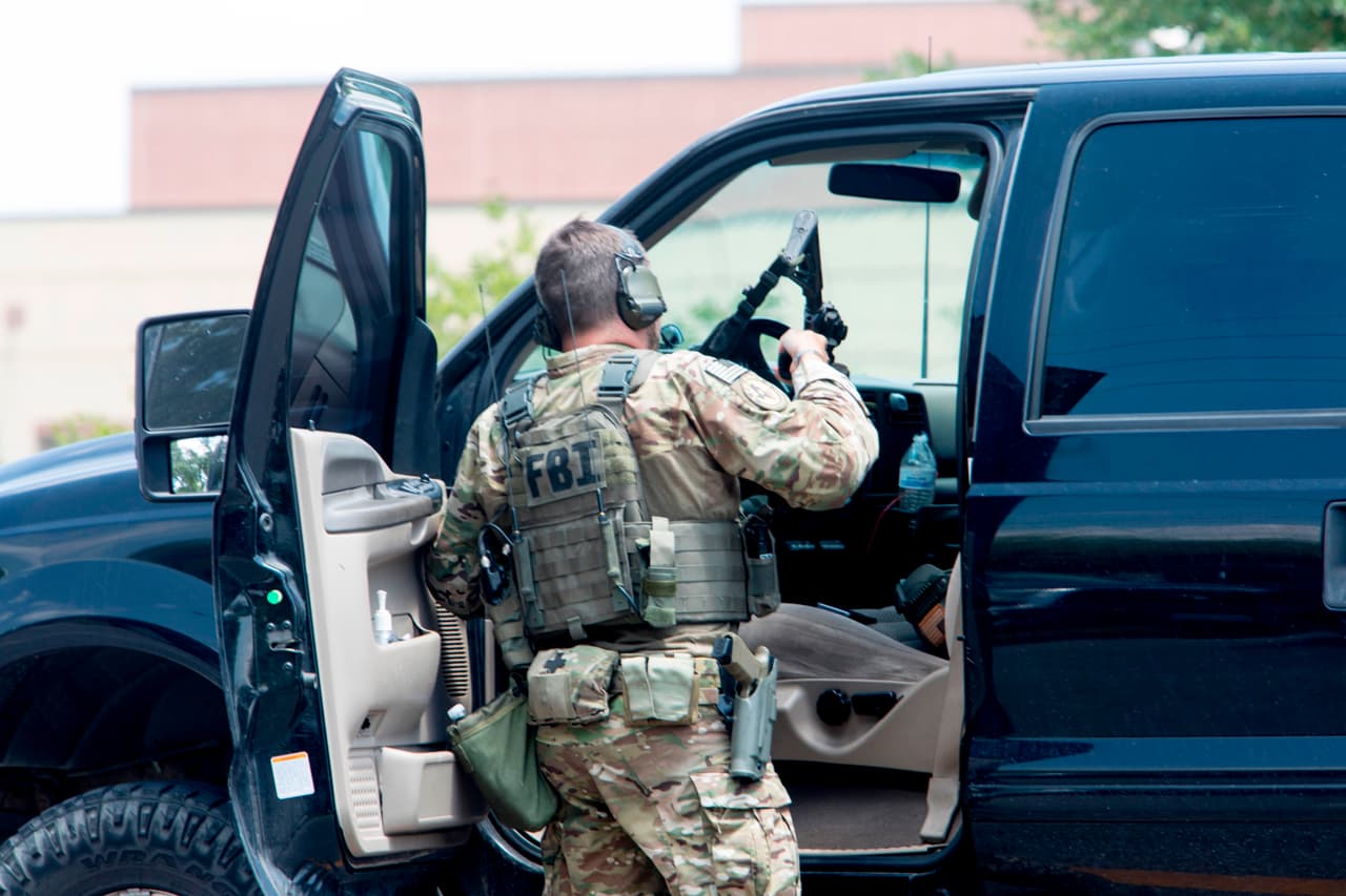 Un agente del FBI en el estacionamiento de la secundaria Santa Fe.