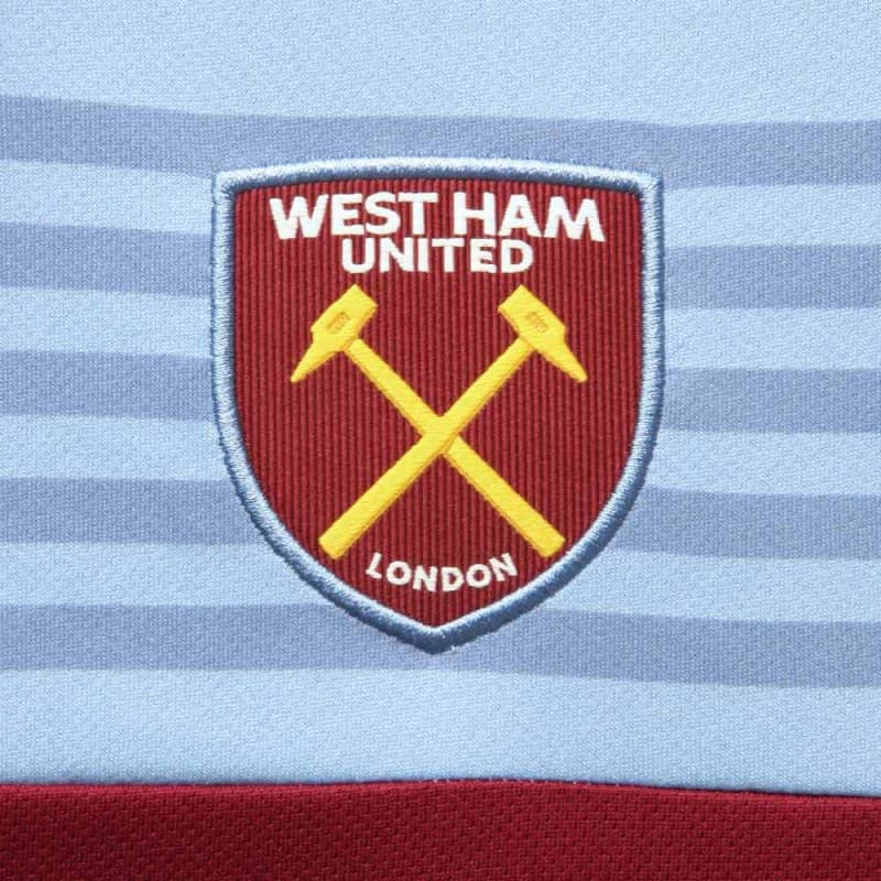 Como un homenaje al equipo de 1980, campeón de la Liga y de la F.A. Cup, West Ham United ha dado a conocer sus nuevas playeras para la próxima temporada. No hay duda de que el Chicharito vestirá con mucha elegancia en los campos ingleses junto a Felipe Anderson y compañía.