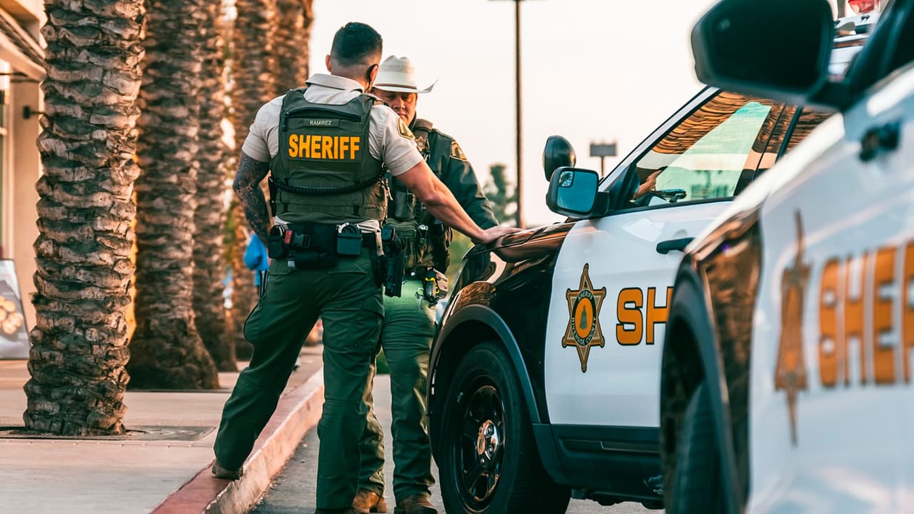 Hombre en California pagó $100,000 para evitar ser deportado; detienen a dos sospechosas por extorsión
