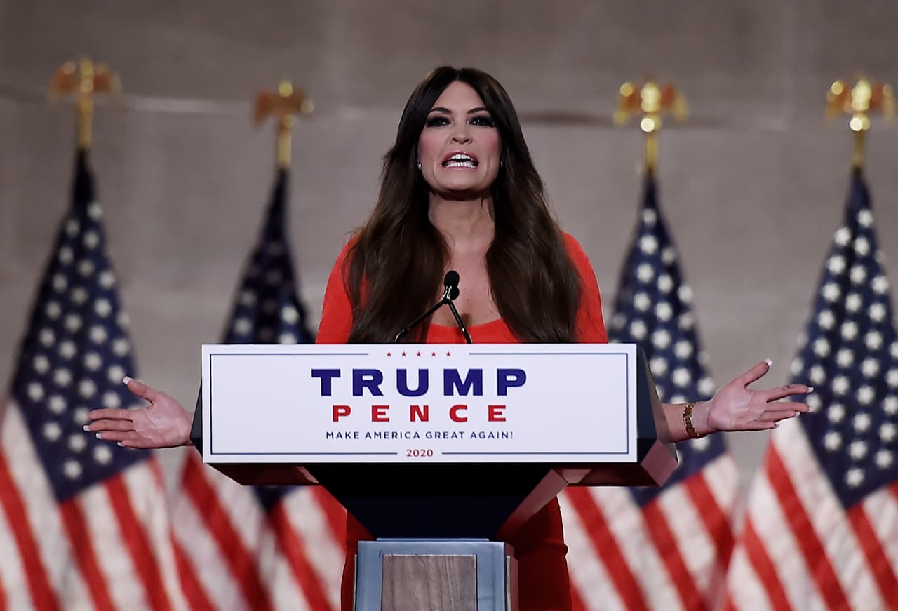 Republicano sale en defensa de Kimberly Guilfoyle tras llamar 'inmigrante' a su madre puertorriqueña