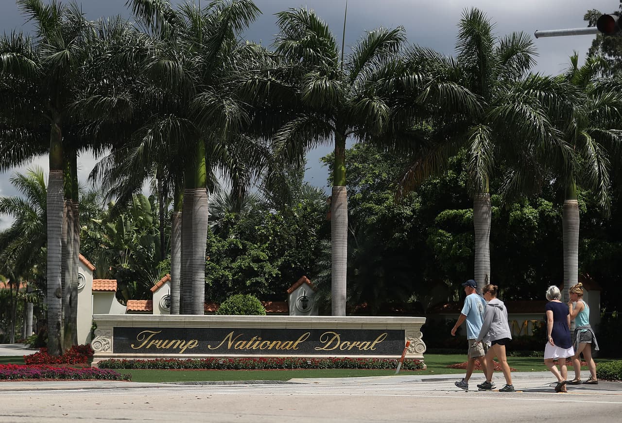 Entrada del club de golf Trump National Doral, en Florida, donde está localizado el cuadro.