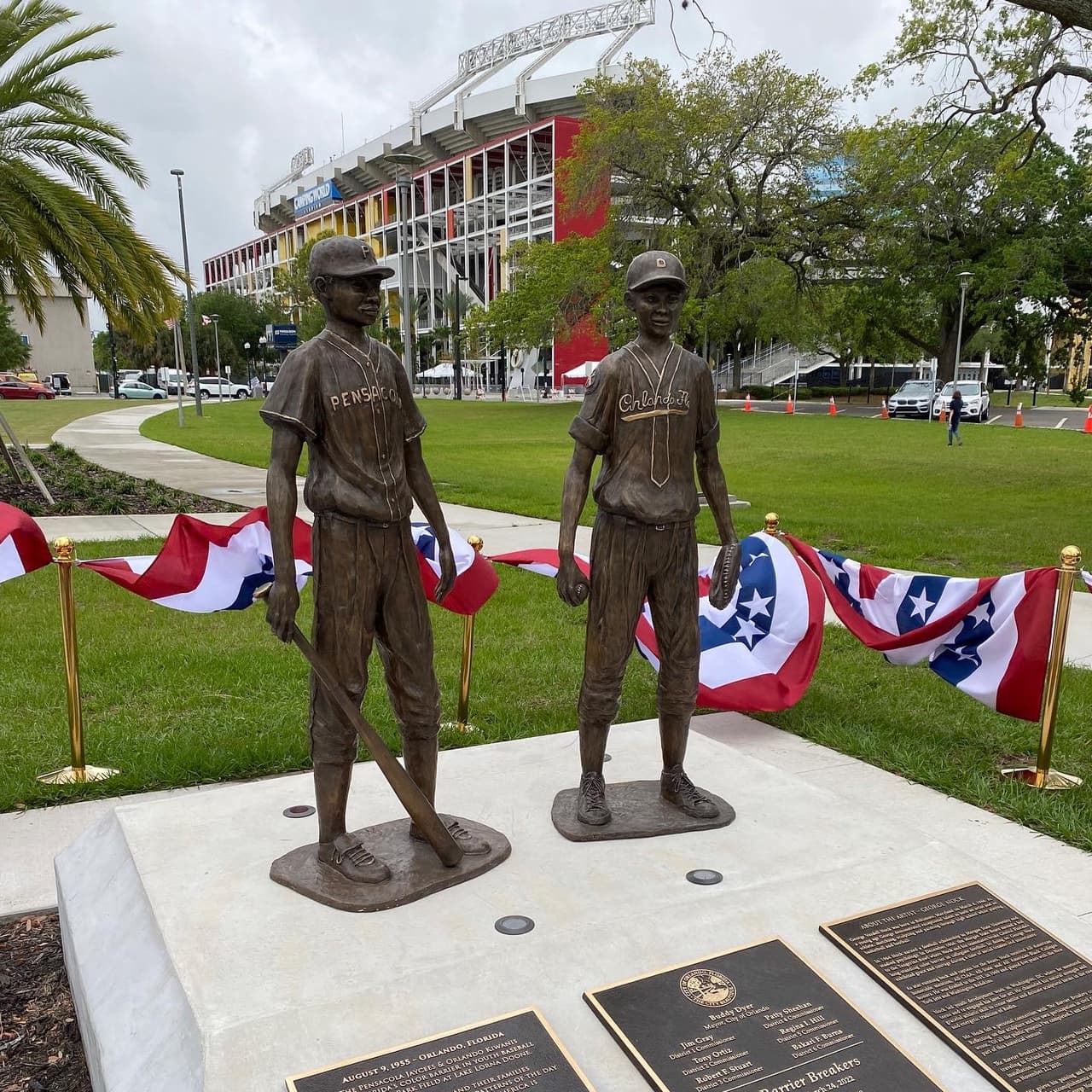 Revelan monumento en honor al primer juego interracial de las Pequeñas Ligas en el sur de EE.UU.