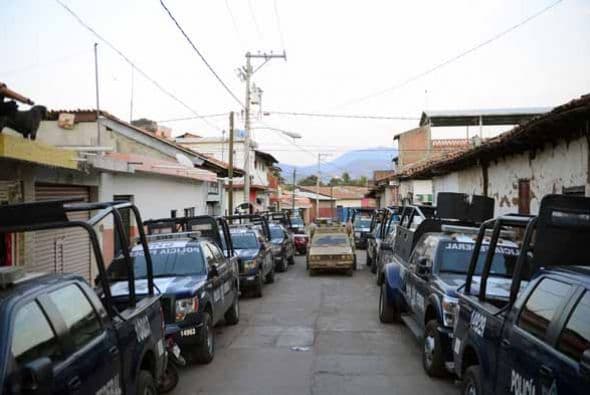 La violencia no da tregua en Michoacán en donde comunidades enteras se han sumado a la lucha. A continuación les presentamos imágenes de los grupos armados de autodefensa en Michoacán conformados por pobladores de la comunidad La Nopalera.