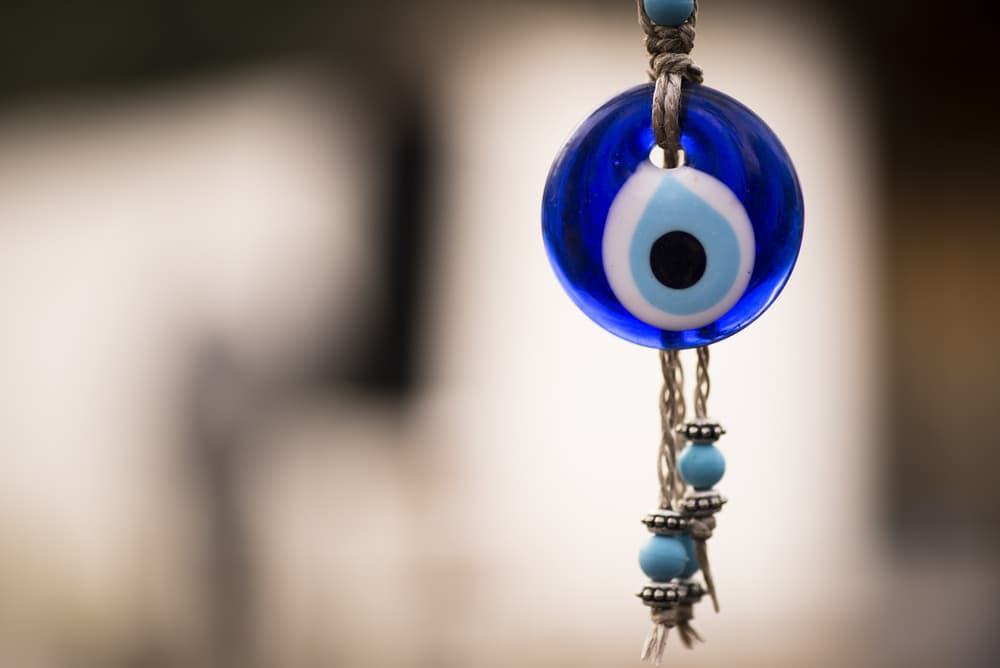 <h3 class="cms-H3-H3">¿Se puede tocar el amuleto o talismán de otra persona?</h3>
<br>Está prohibido tocar el amuleto o talismán de otra persona, por esta razón la mayoría de las personas lo esconden.
<br>