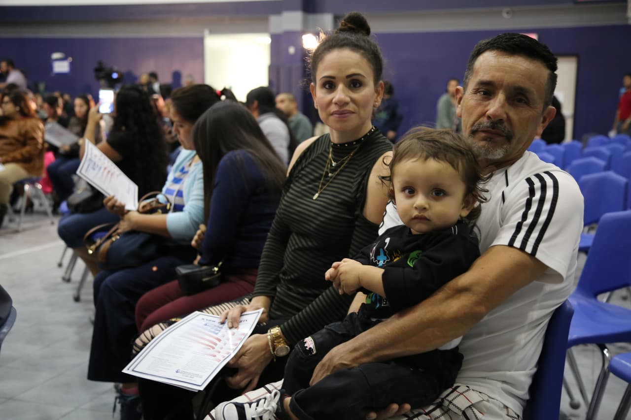 Entre los asistentes también había familias latinas que tienen un estatus de refugiados y deseaban informarse mejor sobre las implicaciones de viajes al exterior.