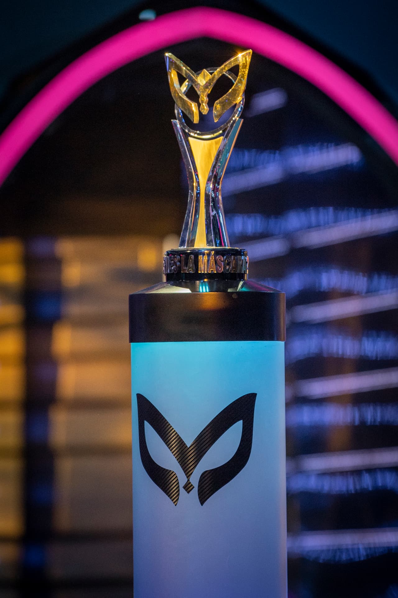 En esta noche sólo uno de ellos se quedaría con este bello trofeo de campeón de la cuarta temporada de la competencia, pero antes de ver el primer combate, había un pendiente que resolver.