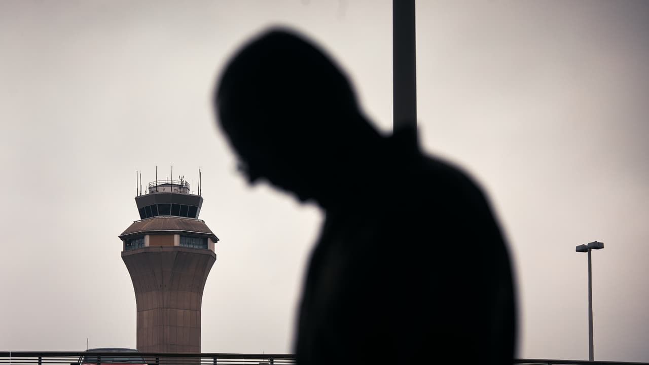 Este domingo, la Administración Federal de Aviación (FAA) ordenó una parada en tierra, que tardó 45 minutos, por problemas de audio en una torre de control en Filadelfia. La suspensión momentánea de labores provocó decenas de retrasos y cancelaciones de vuelos en el Aeropuerto Internacional Libertad de Newark. Se espera que la próxima semana, el secretario de Transporte, Sean Duffy, se reúna con directivos de distintas aerolíneas que operan en el aeropuerto.