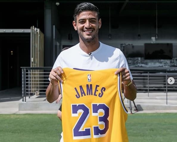 Carlos Vela ‘presume’ que LeBron James le regaló su jersey de Lakers