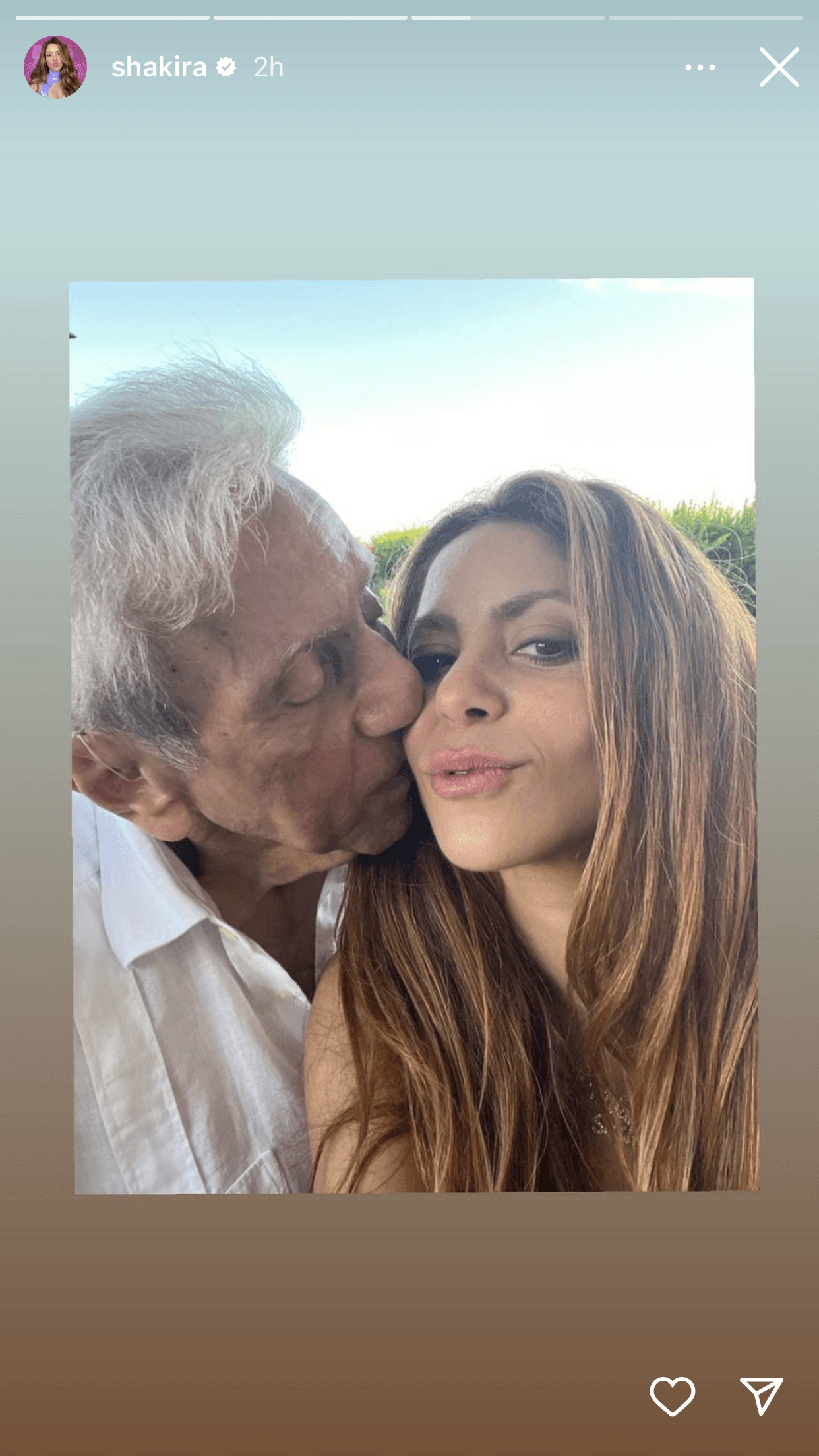 <b>"Ha sido mucho este año"</b>, continuó la colombiana, "y aún sigues a tus 91 años enseñándome cada día la resiliencia y el amor sin límites". 
<br>