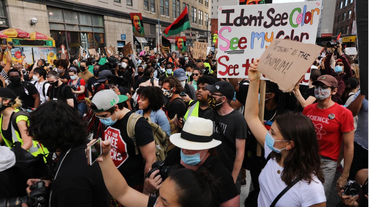 Miles de personas de todas las razas recordaron el homicidio de George Floyd, ocurrido el pasado 25 de mayo en Minneapolis.