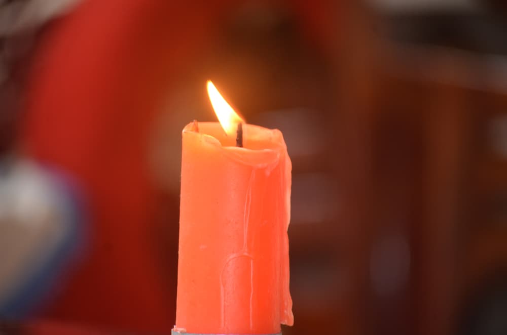 Si te sientes triste, deprimido, cabizbajo, cansado, con una nube negra, préndelas para recobrar tu alegría, poder y jovialidad de siempre, para estar más despierto, activo y sentirte con el poder y la autoridad necesarias para enseñarle a la vida quién manda aquí: TÚ.