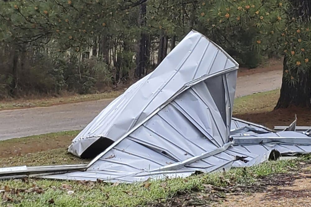 Un pedazo del techo de una edificación que arrastró el viento en el condado de Lincoln, Mississippi. Se espera que la tormenta alcance a las Carolinas este jueves.