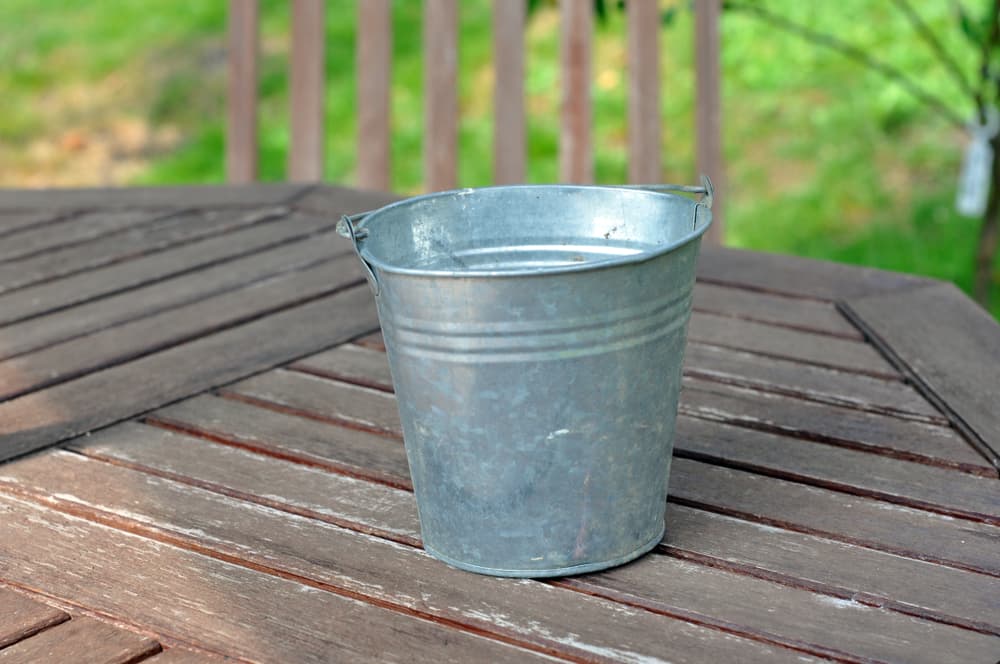 <b>Géminis </b>
<br>Por tu mente navegan pensamientos que te preocupan, la figura de un balde representa la limpieza y la depuración, te dice que debes soltar algo dañino y que te libere de ello, arrójalo afuera