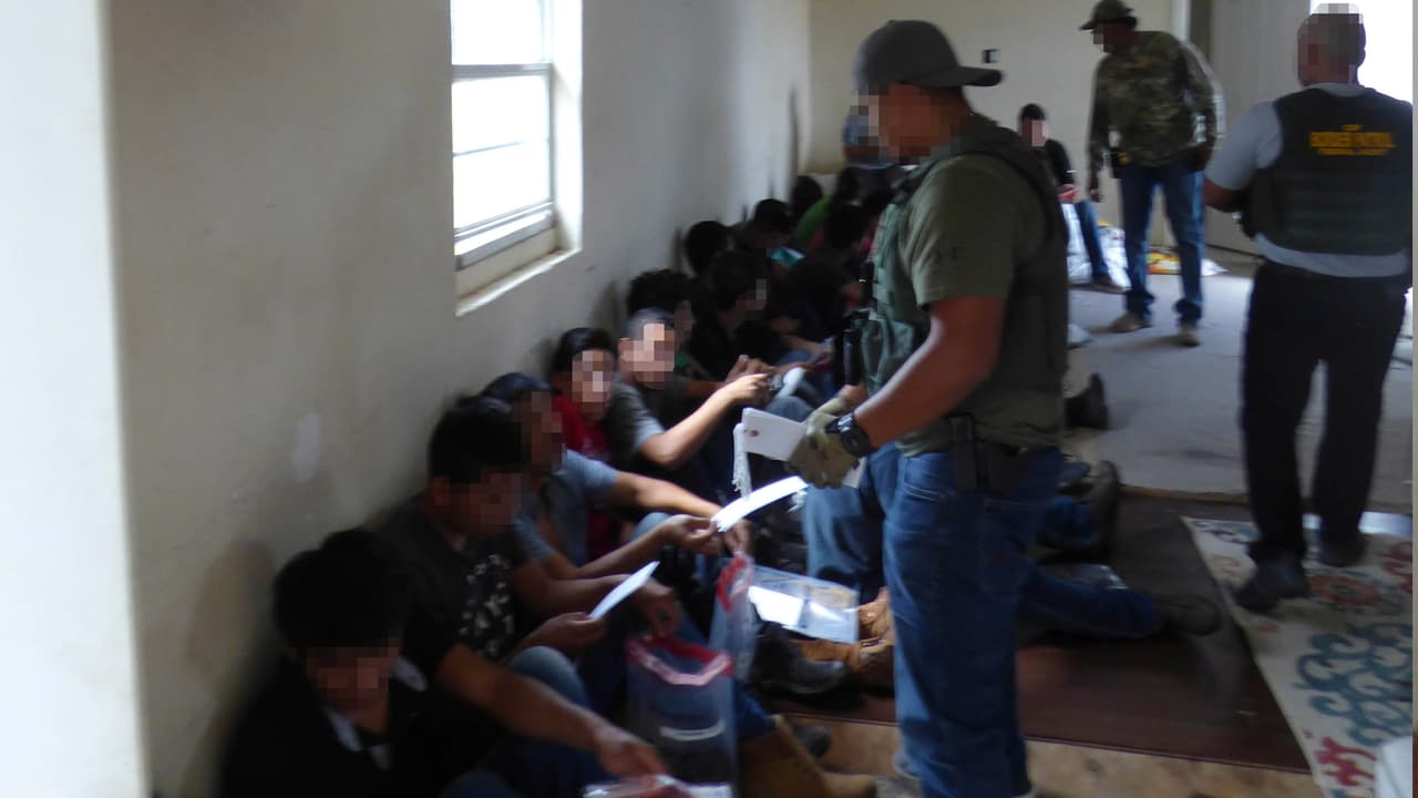 La Agencia de Aduanas y Seguridad Fronteriza (CBP) informó del hallazgo de dos grupos de inmigrantes indocumentados que estaban retenidos en dos casas de seguridad en Brownsville y Mission, en Texas.