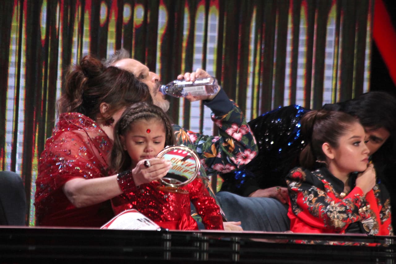 La niña no pudo aguantar las lágrimas, por lo que Verónica le preguntó: "¿Qué pasa mi amor?". Rafaela contestó: "Quería ver a mi papá".