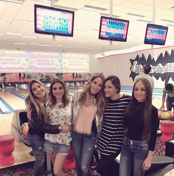 Las amigas de Geraldine también fueron para celebrar a las niñas: "MIs amigas, hermanas, comadre!!! @sherlyny @veroibarra @princelsa @silviacriselle Me encanta que sean parte de la vida de mis hijas ❤❤ Gracias por cruzar la ciudad entera y llegar a pesar del tráaaaaafico infernal de nuestra #cdmx jajaja Las amo!!!".