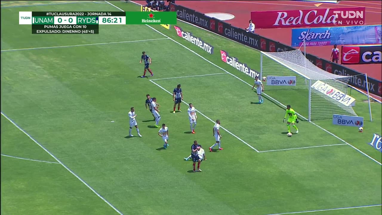 ¡TIRO ATAJADO! disparo por Vincent Janssen.