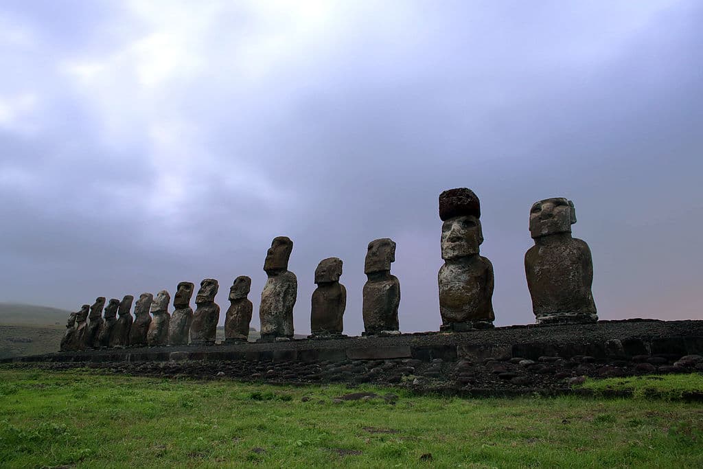 La
<b> Isla de Pascua</b> es uno de los principales destinos turísticos de Chile debido a su belleza natural y su misteriosa cultura ancestral de la etnia rapanui.