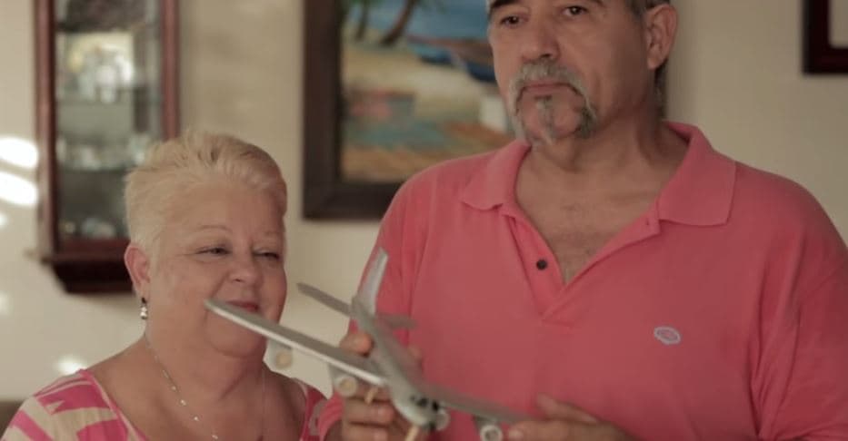 “Christopher mira, este es un avioncito que abuelo te hizo. Y es el mismo avión que te llevó a Orlando y que nos lleva a nosotros a Orlando para irte a ver y que muy pronto yo espero que sea el mismo avión en el cual tu vengas”.