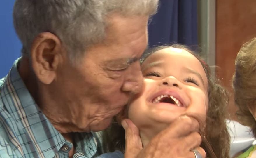 ¡Qué felicidad sienten este abuelo y nieta!