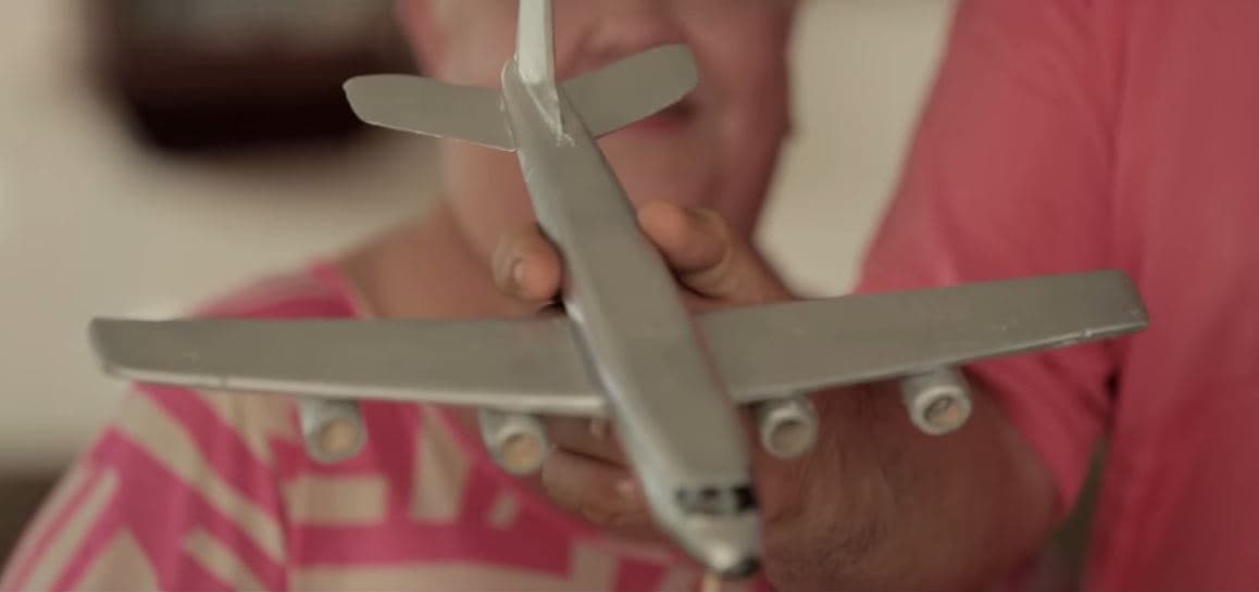 Un abuelo describe lo que significa un avión para su familia.