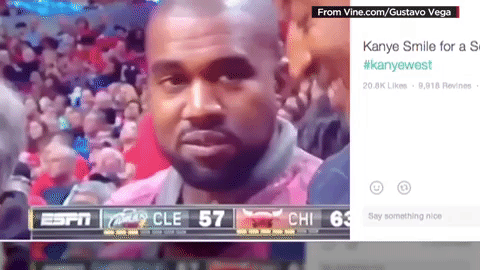 En varias ocasiones, el rapero ha sido captado esbozando una sonrisa, pero al momento de darse cuenta que está siendo grabado o fotografiado, de inmediato la borra de su rostro.