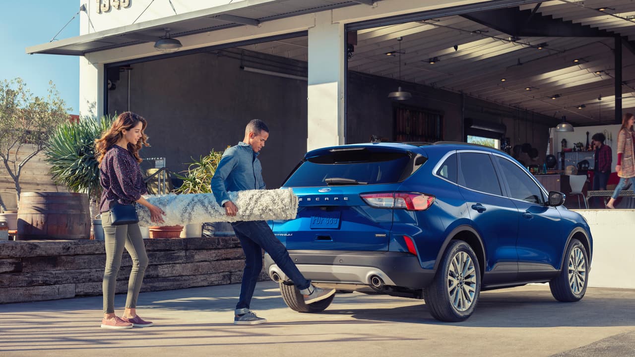 La tercera generación de la Ford Escape fue el primer vehículo en ofrecer 
<b>apertura electrónica del portón trasero accionada por un movimiento del pie</b> de la persona que tiene en su poder la llave del vehículo, un sistema muy conveniente cuado se tienen las manos ocupadas. Algunos fabricantes competitivos se burlaron del dispositivo, pero en público lo acogió con entusiasmo. 
<br>
<br>La automatización no termina allí. La Ford Escape 2020 cuenta con varios 
<b>sistemas automatizados de ayuda al conductor</b>; como estacionado autónomo, asistente de la dirección para maniobras evasivas, control de crucero adaptable con centrado de canal y capacidad de aceleración y frenado en tráfico pesado.