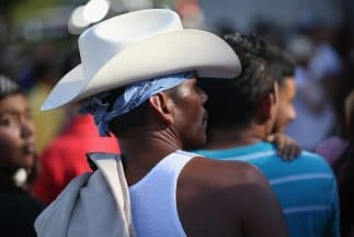 Latinos sufren por altos costos de rentas en California